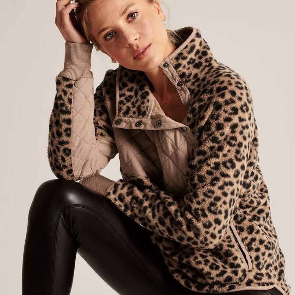 A&F Asymmetrical Snap-Up Fleece Leopard XS